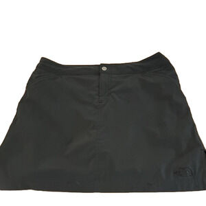 𝅺the North Face Skort, black, size 6, in good condition
